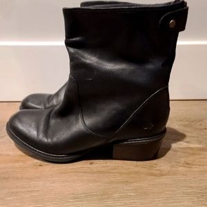 New&Never Worn, Womens "Timberland" Black Leather Boots!